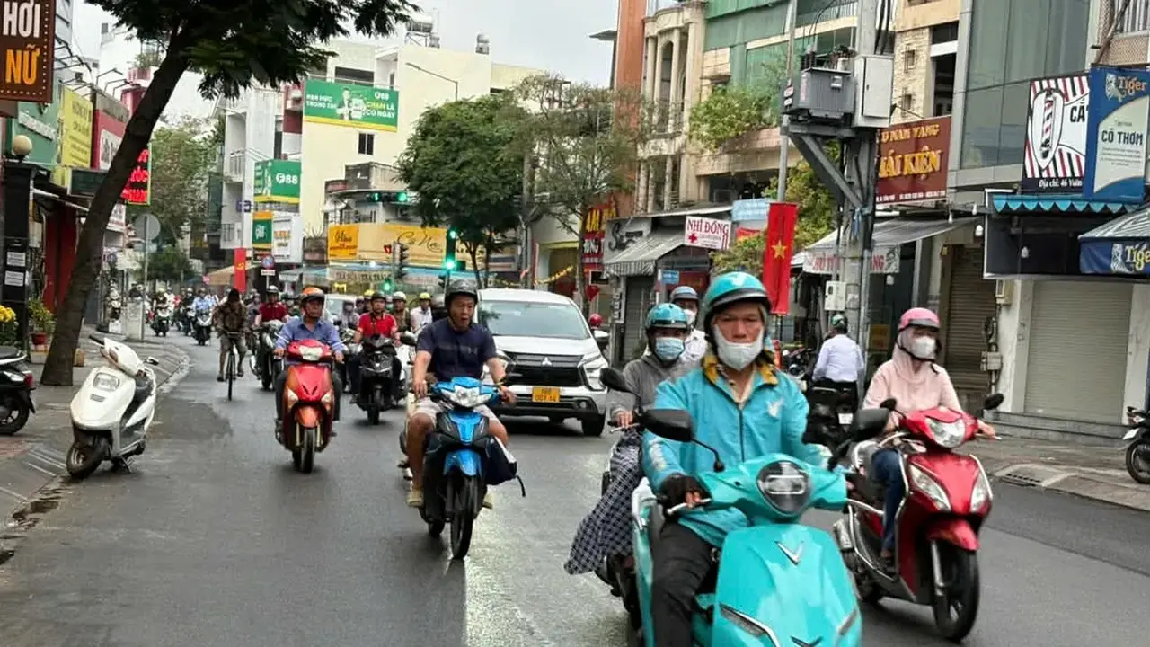 توقعات بتقلبات جوية قوية تشمل هطول أمطار وعواصف رعدية متطورة في مناطق عدة.